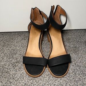 Mi.iM Black and Tan Women's Sandals